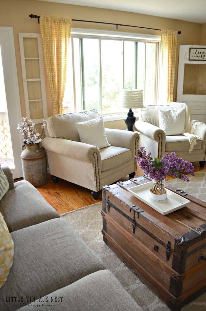 A Trunk Makes an Ideal Coffee Table #decorhomeideas