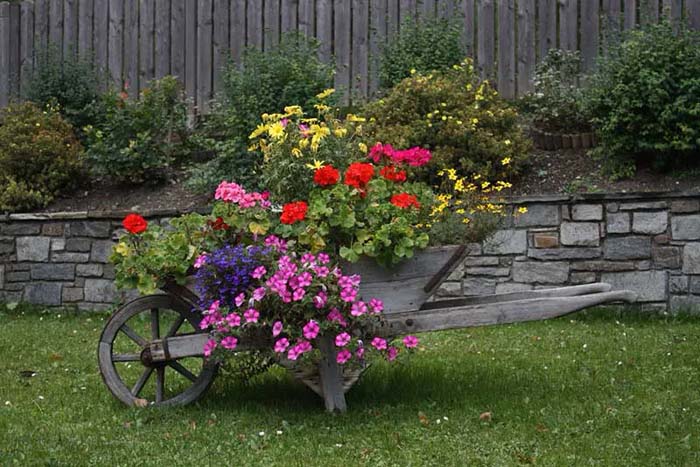 An Angular Wheelbarrow Planter for the Lawn #decorhomeideas