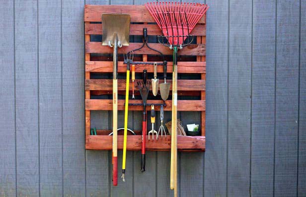Hang Pallet on a Wall to Store Garden Tools #decorhomeideas