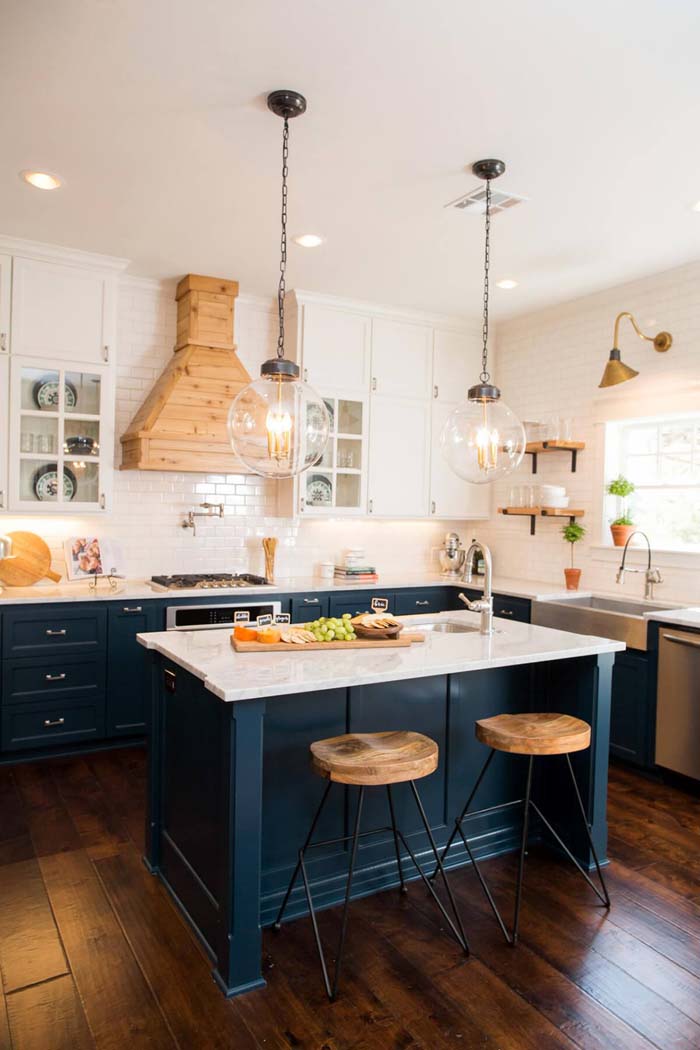 Hunter Green Compliments a Country Kitchen #decorhomeideas