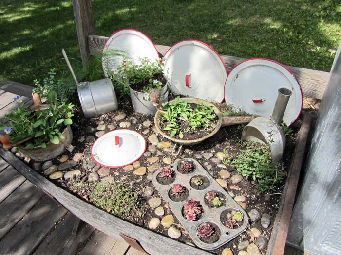 Kitchen Fairy Garden with Old Utensils #decorhomeideas