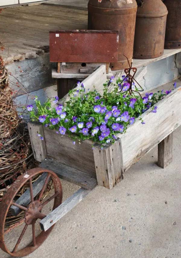 Old Wooden Wheelbarrow for a Patio #decorhomeideas