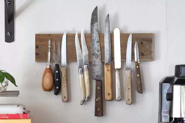 Rustic Wall Rack for Knives #decorhomeideas