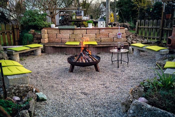 Backyard Oasis With Fire Pit and Grill #decorhomeideas