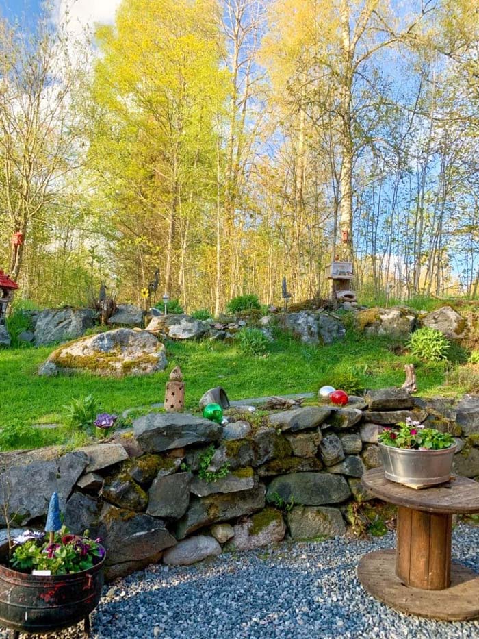 Backyard Oasis With Stone Walls #decorhomeideas