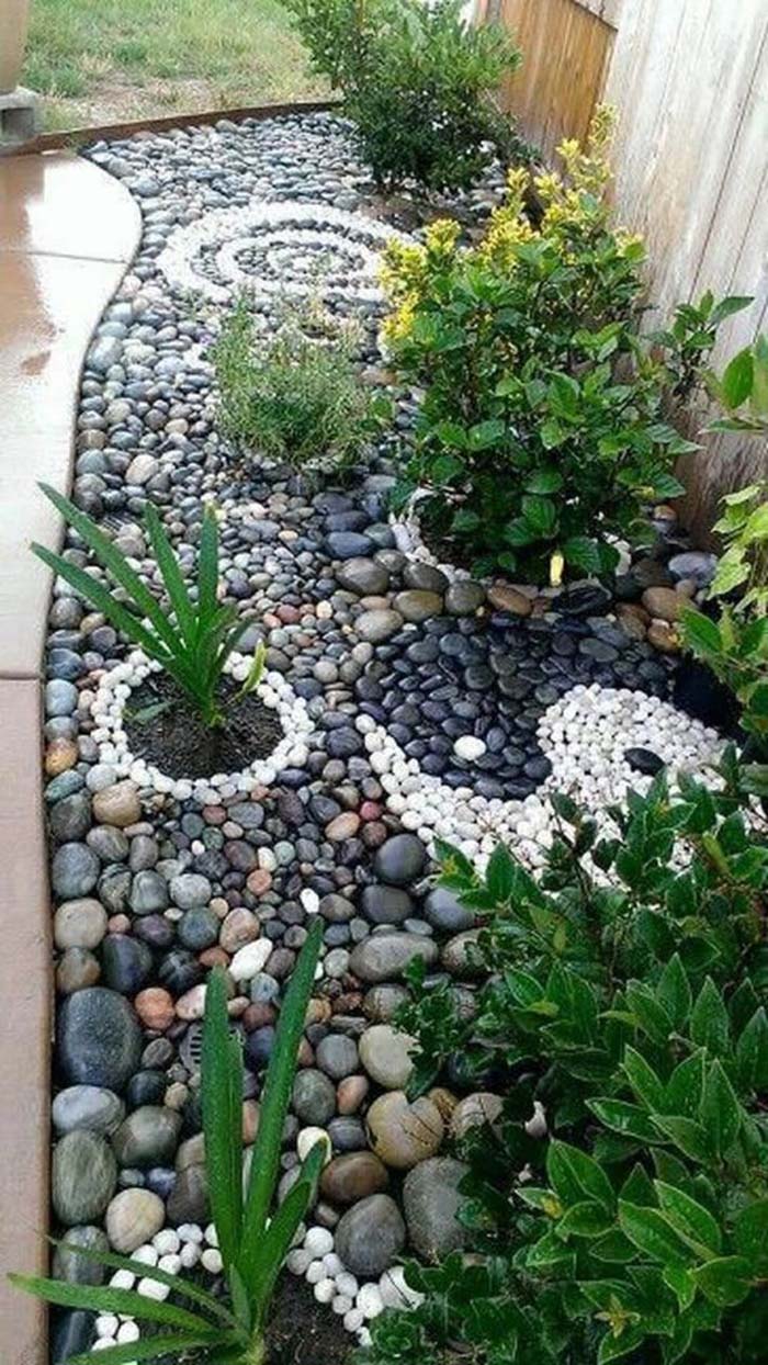 Create Patterns with Smooth Black and White River Rocks #decorhomeideas