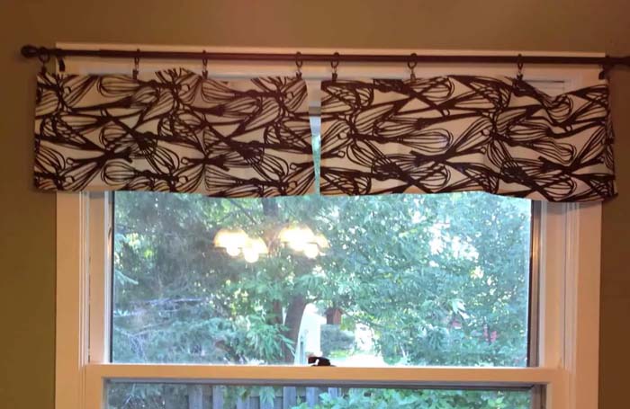 DIY Napkins Window Valance #decorhomeideas