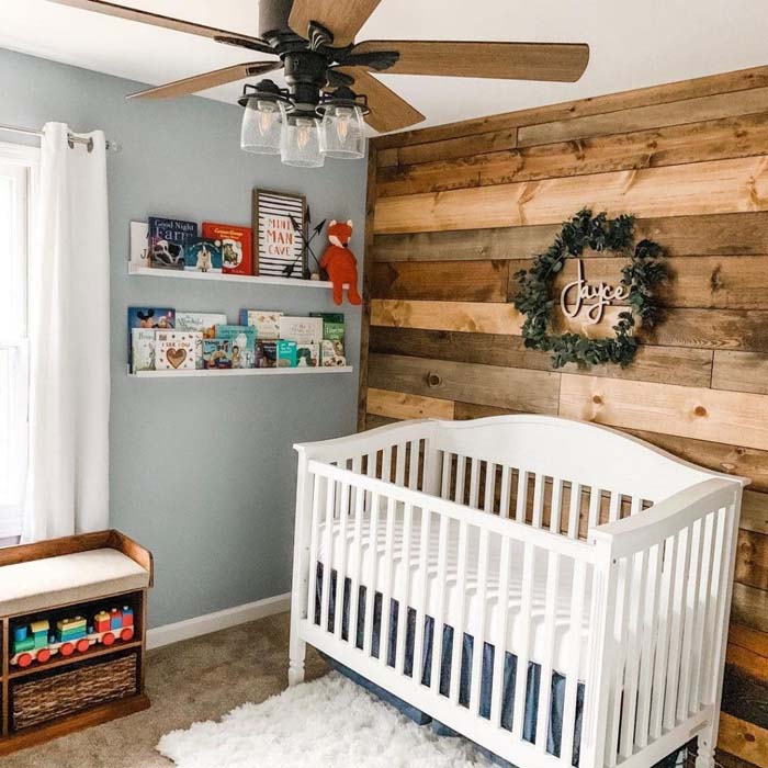 Multi-Stained Pine Pallet Wall #decorhomeideas