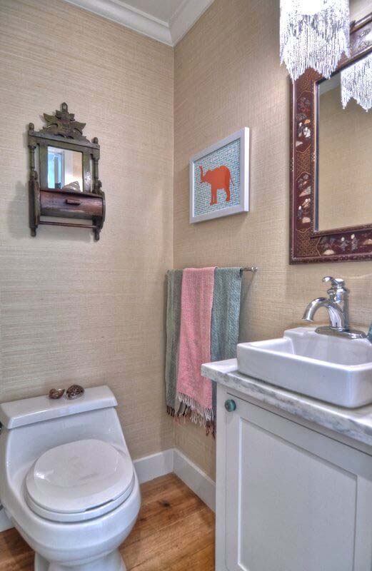 Traditional Eclectic Bathroom Design with Personal Touches #decorhomeideas