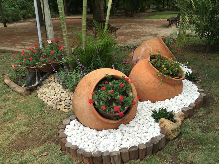 Use Rocks to Stabilize Large Planters #decorhomeideas