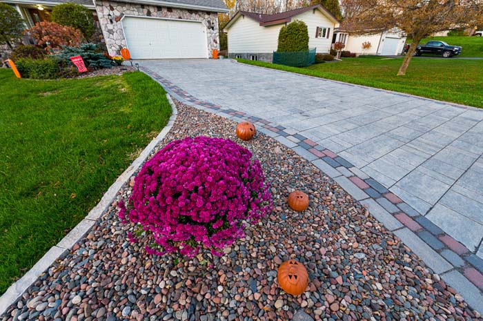 Use Multi-Colored Pavers for Borders