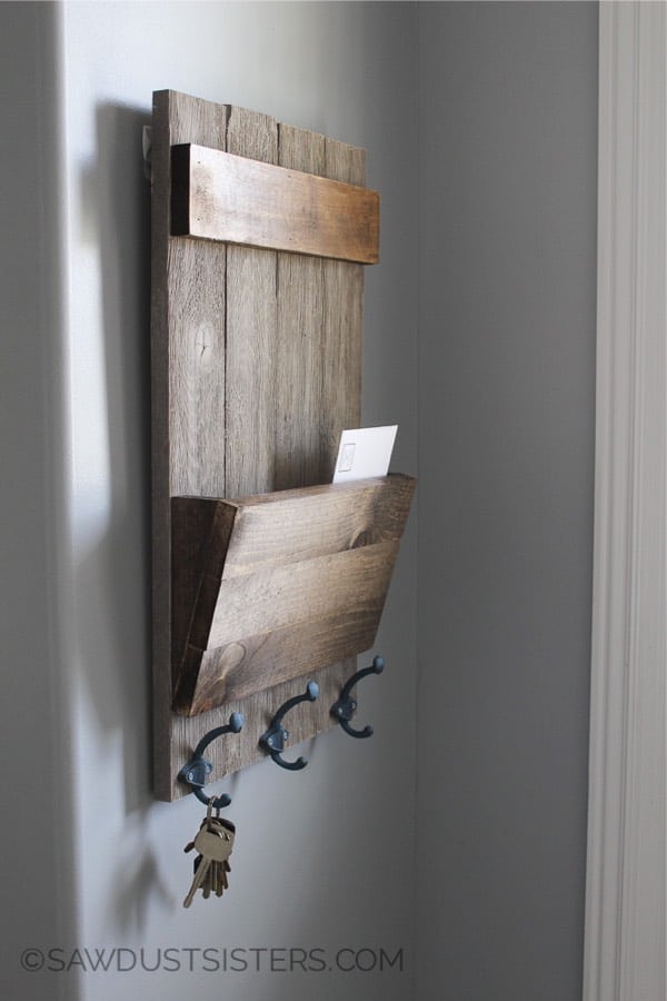 DIY Rustic Mail And Key Organizer