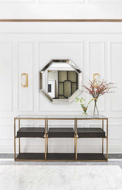 Stylish Entryway Décor With Metallic Accents