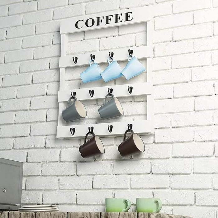 Black-And-White Pallet For Storage Of Mugs