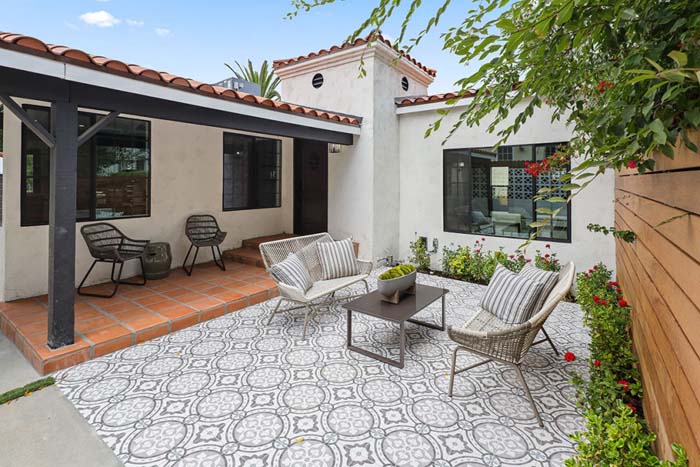 Two Tile Types Create a Transitional Patio