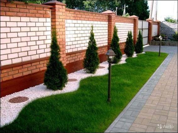 Solid Fence Garden Idea