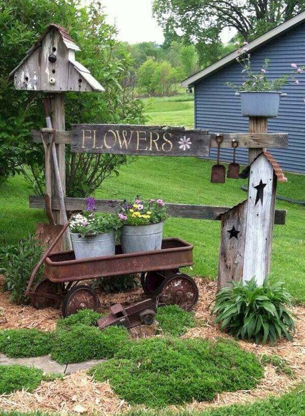 Farmhouse Flower Shop With Fence Pickets