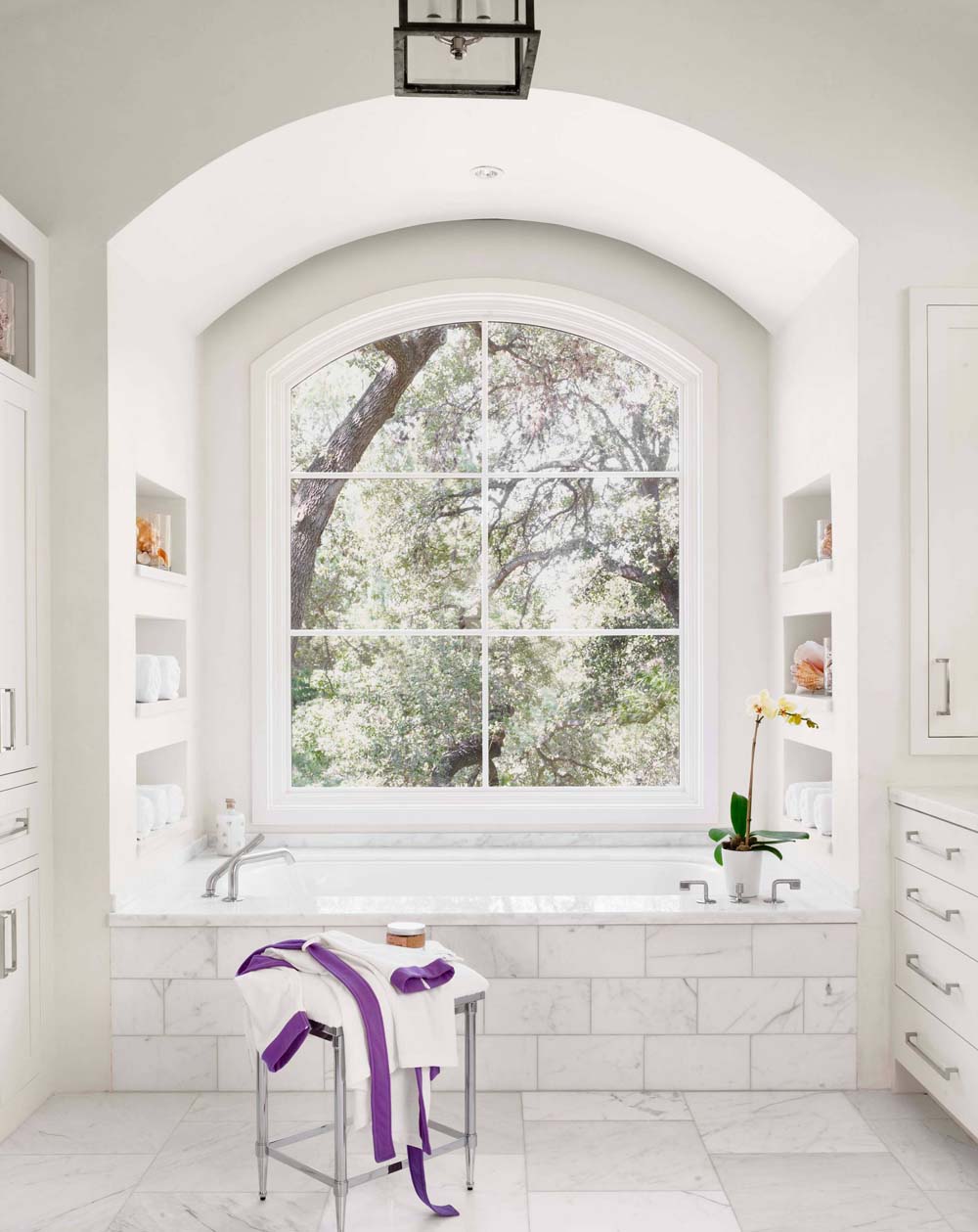 Alcoves On Both Sides Of The Tub