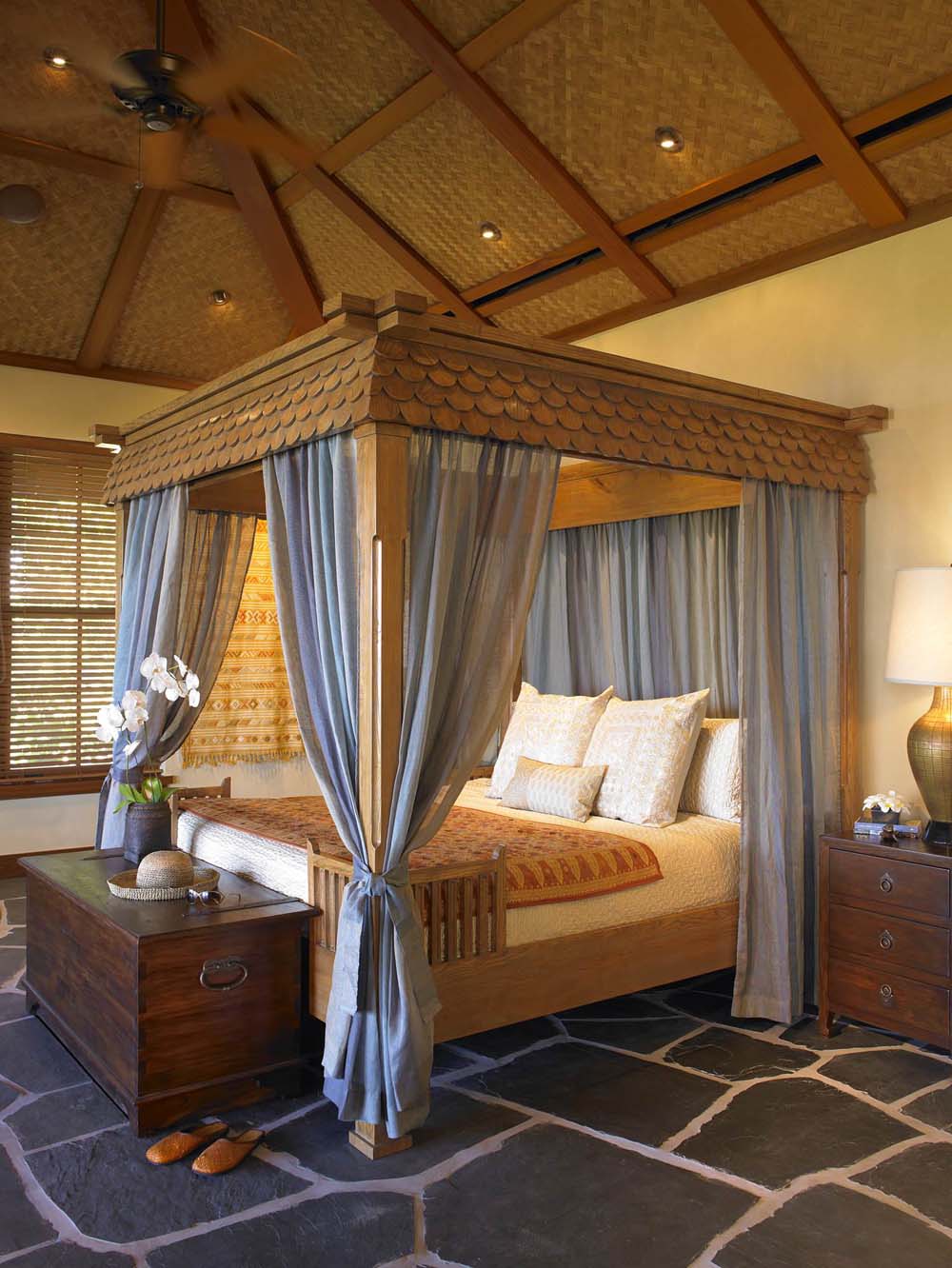 Massive Four Poster Frame Canopy Bed Idea