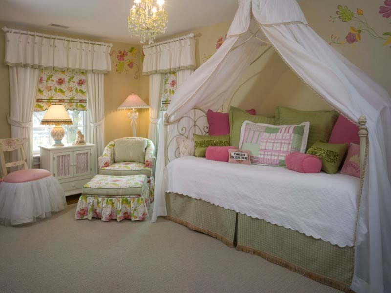 Tulle Canopy Bed For A Girl’s Room