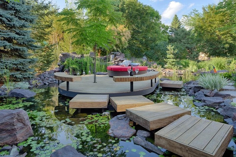 Jardín balinés con patio flotante