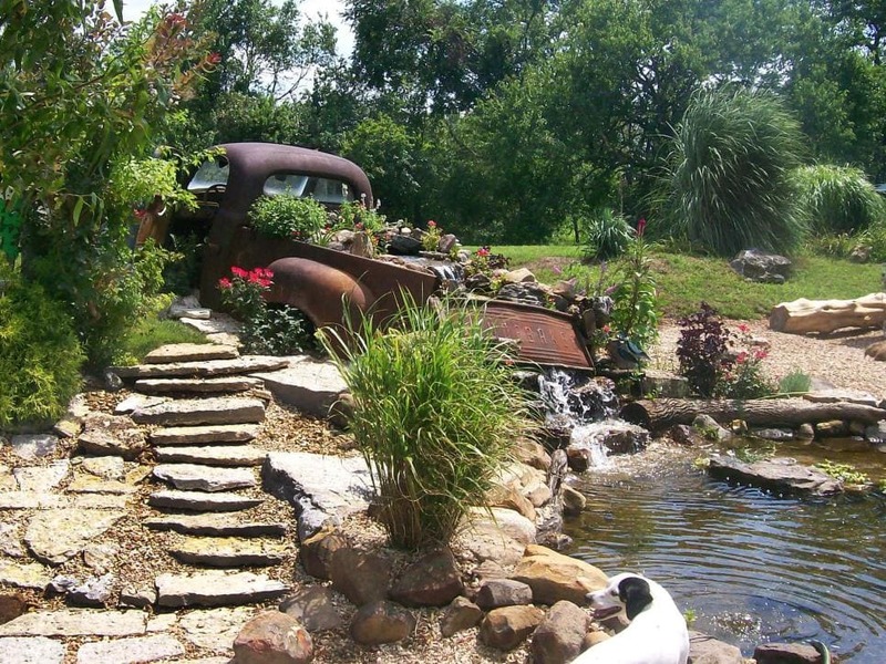 Cama de flores y fuente para camión