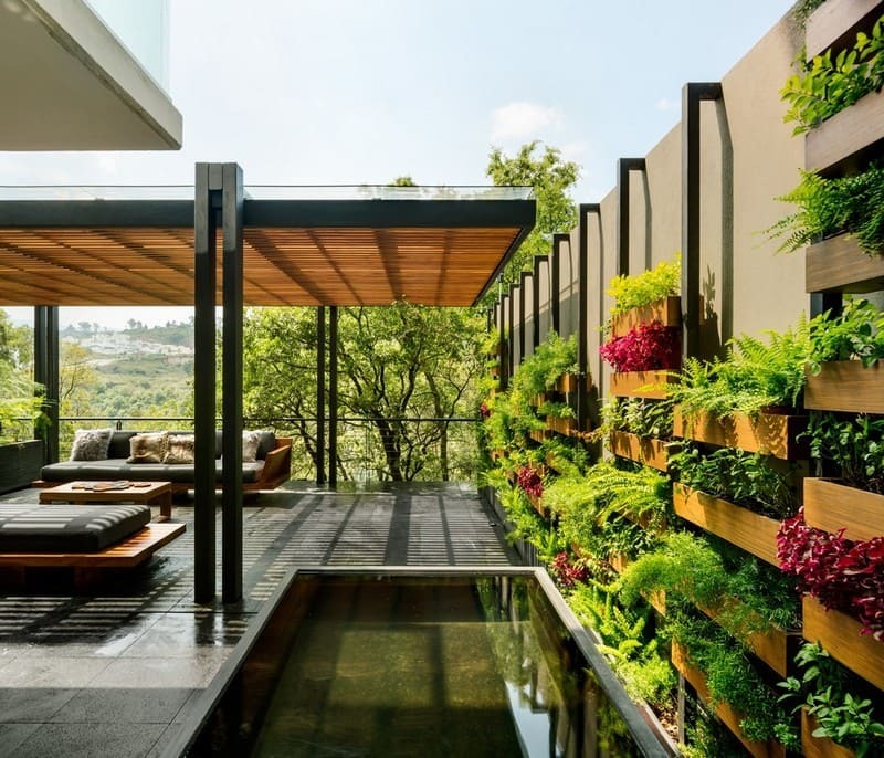 Casa Inteligente com Pequeno Lago e Plantas no jardim 