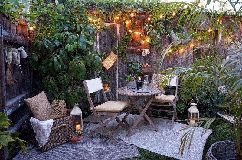 Light Decoration in a Small Patio