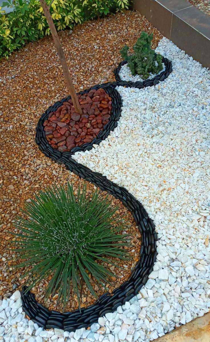 Bed Around A Tree With Pebbles