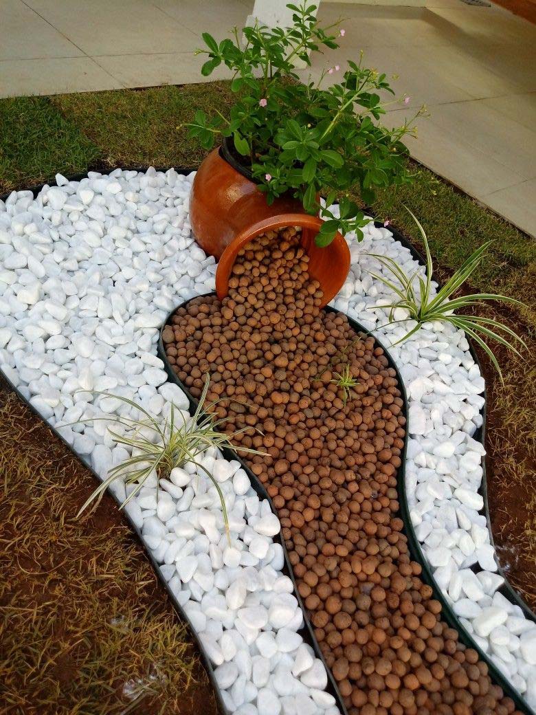 Cama de jardín en forma de riñón con guijarros
