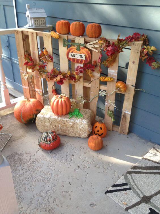 Pallet Fall Decoration With Scarecrows