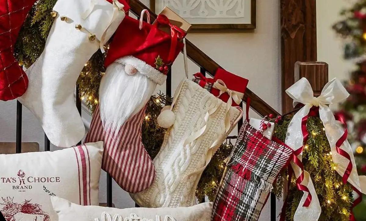 Burgundy Christmas Decor Ideas