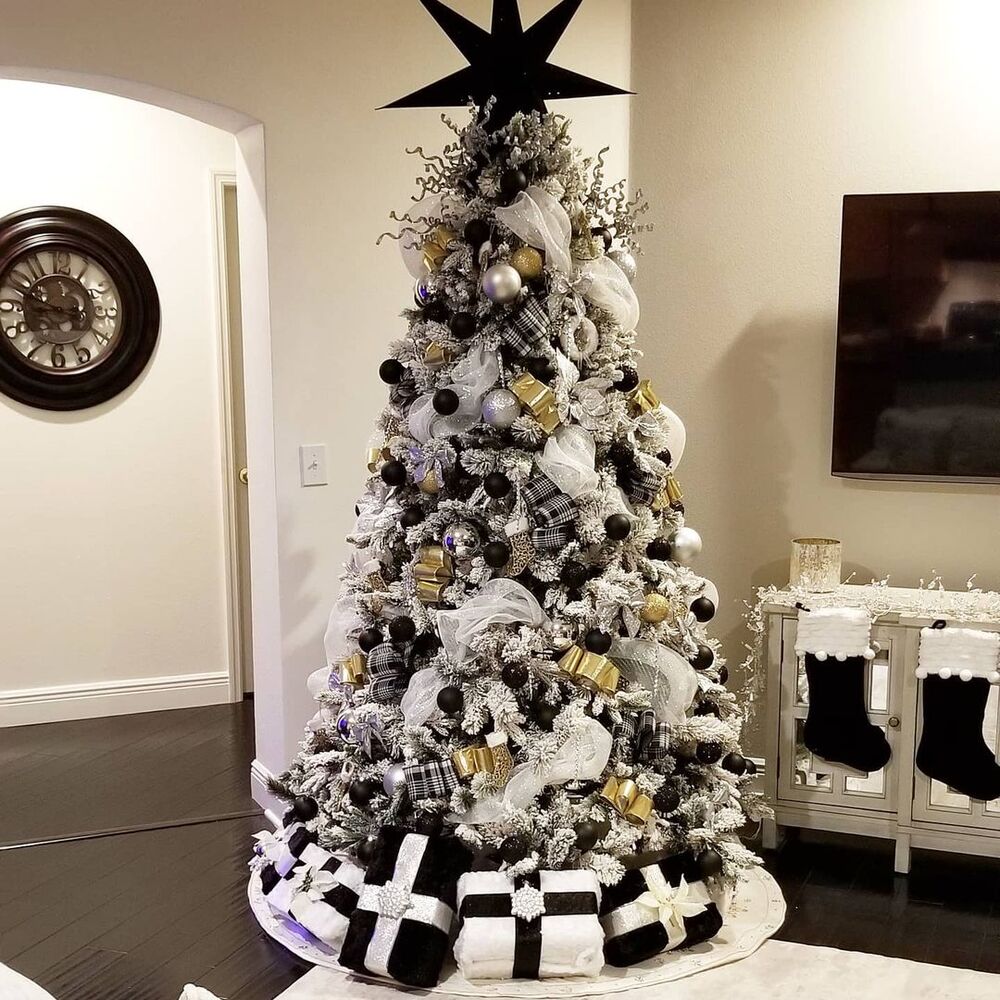 black and gold christmas decor 1