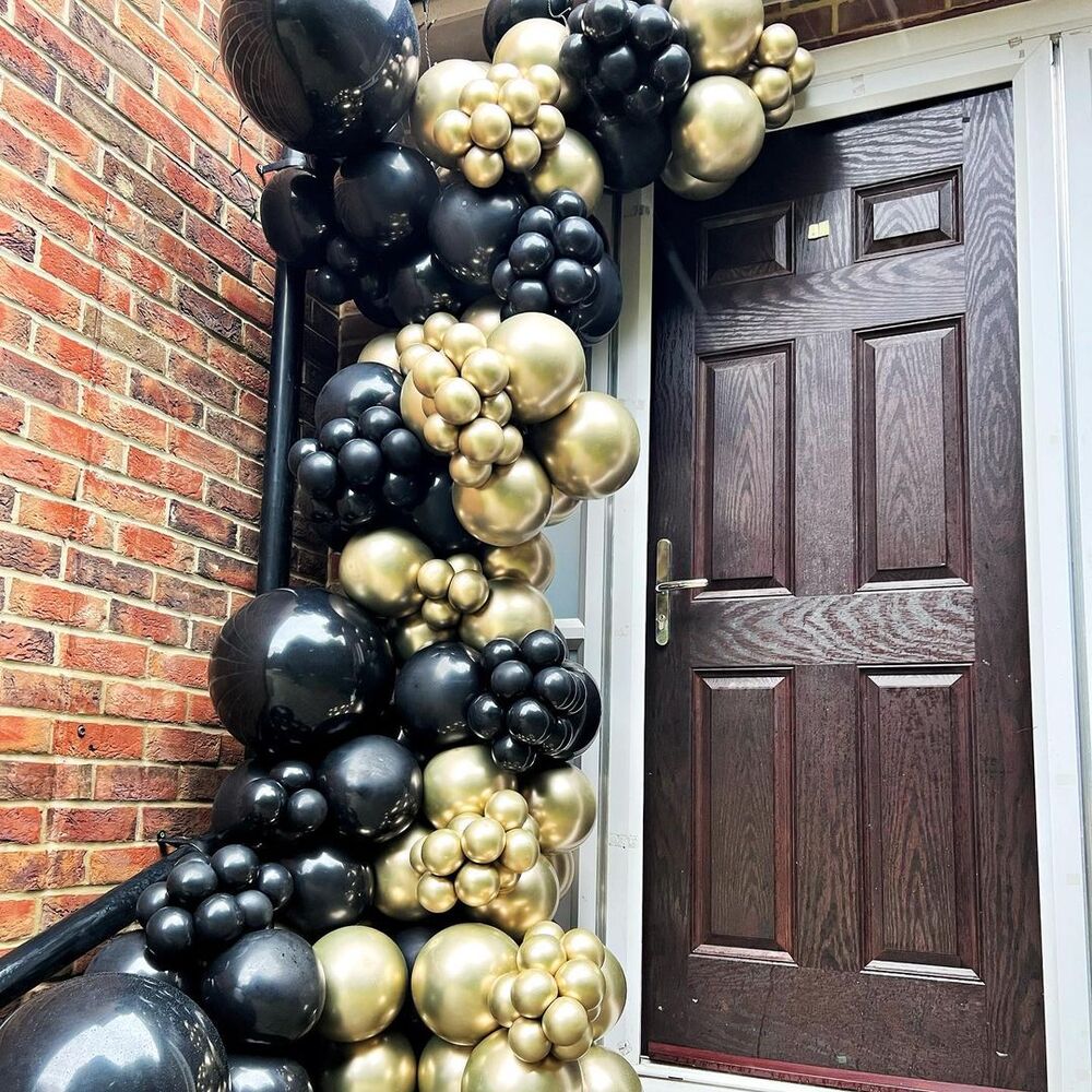 black and gold christmas decor 17