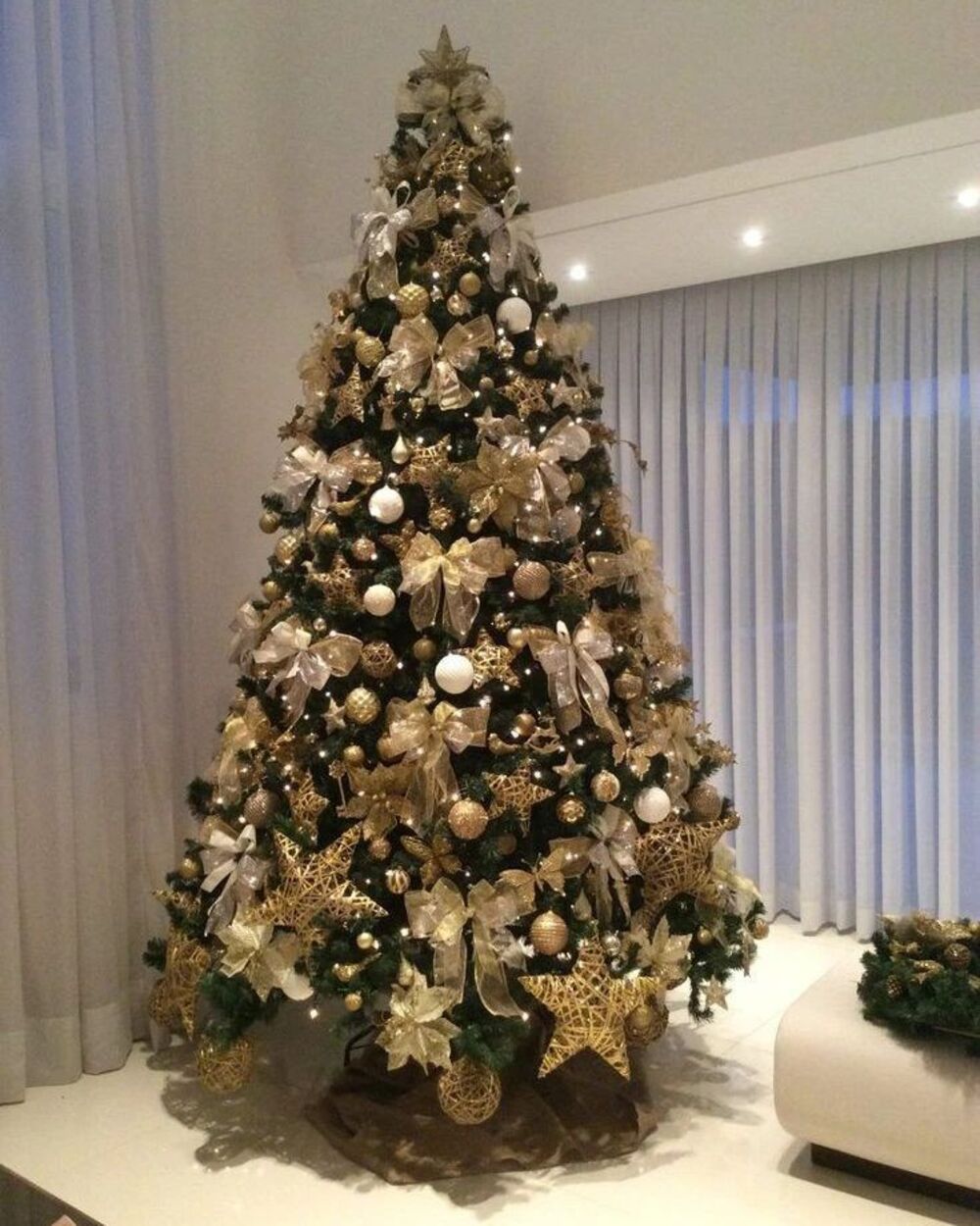 black and gold christmas decor 20