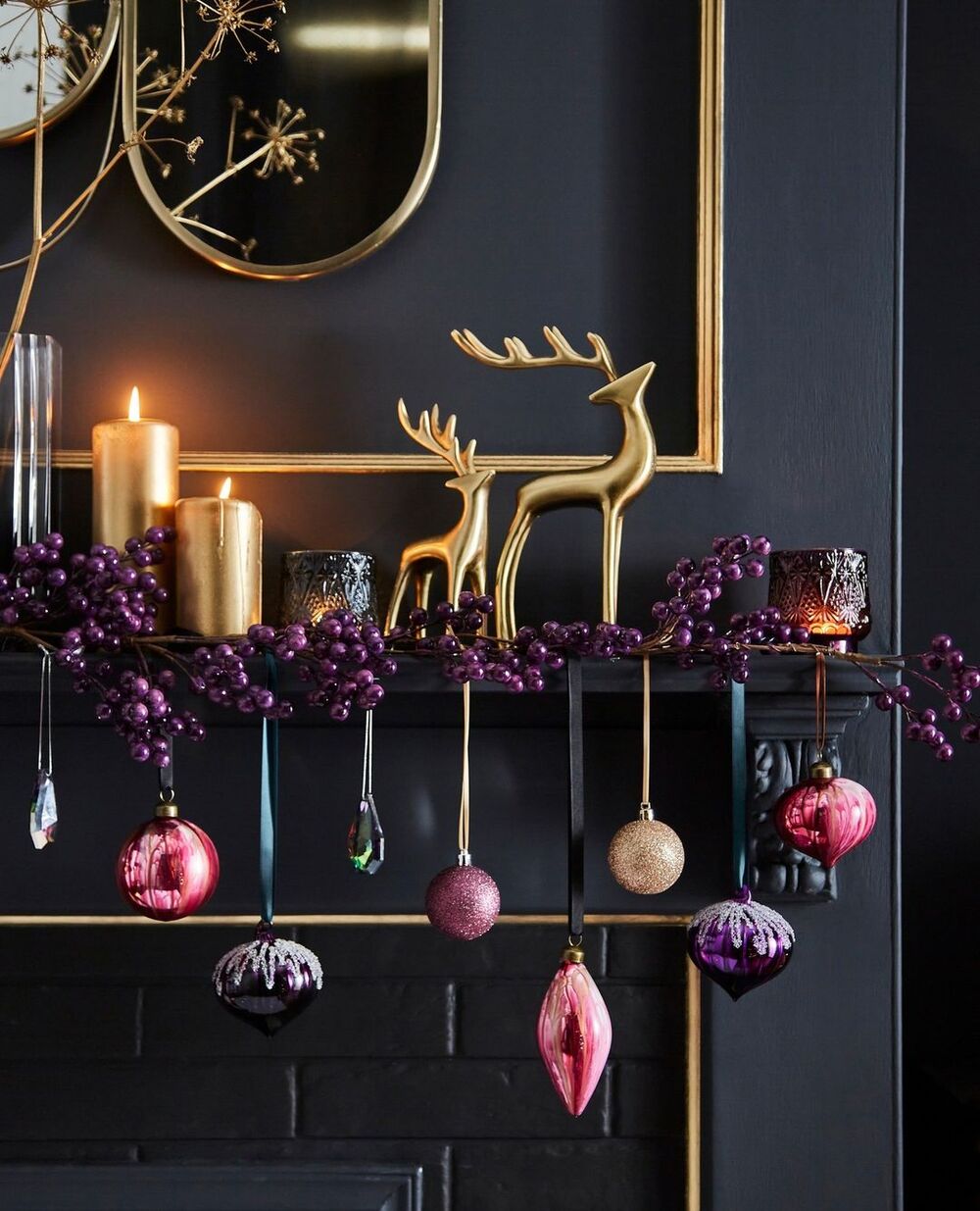 black and gold christmas decor 23