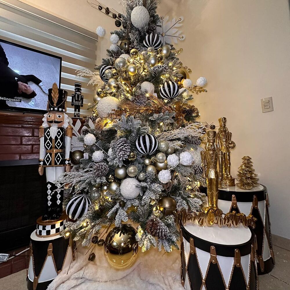 black and gold christmas decor 24