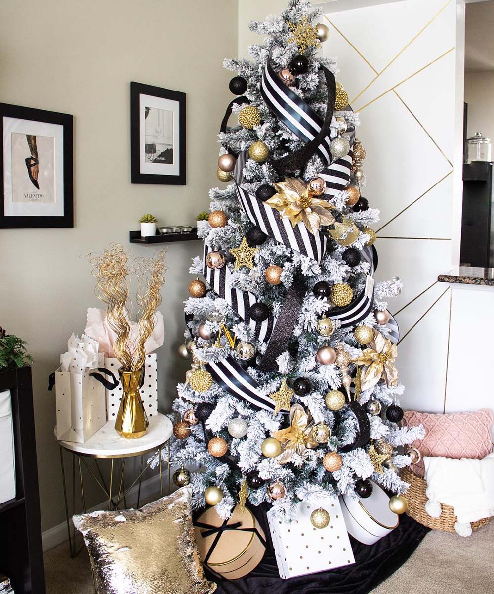 black and gold christmas decor 33