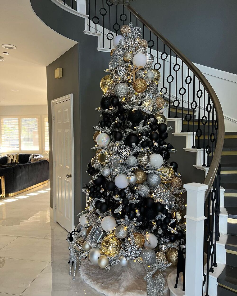 black and gold christmas decor 4