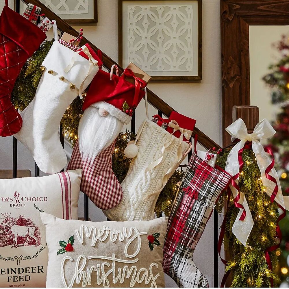 burgundy christmas decor 21