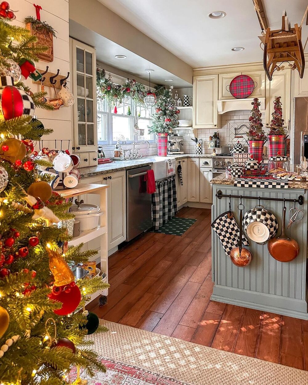 25 Charming Kitchen Christmas Decorations to Sprinkle Holiday Magic ...