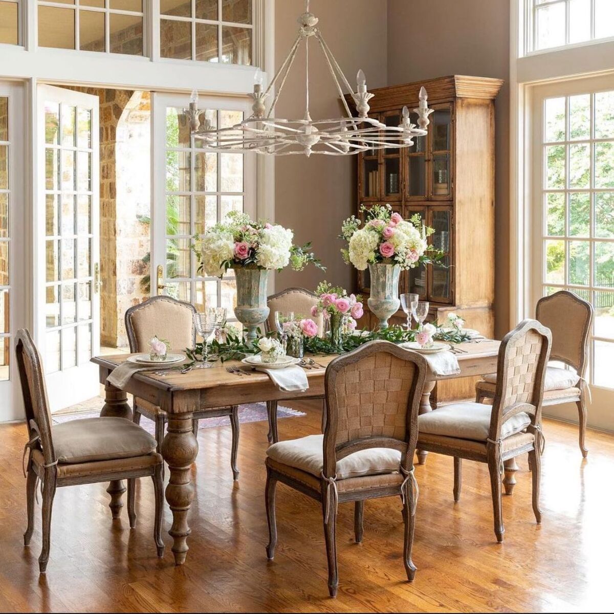 22 spring dining table decor 19