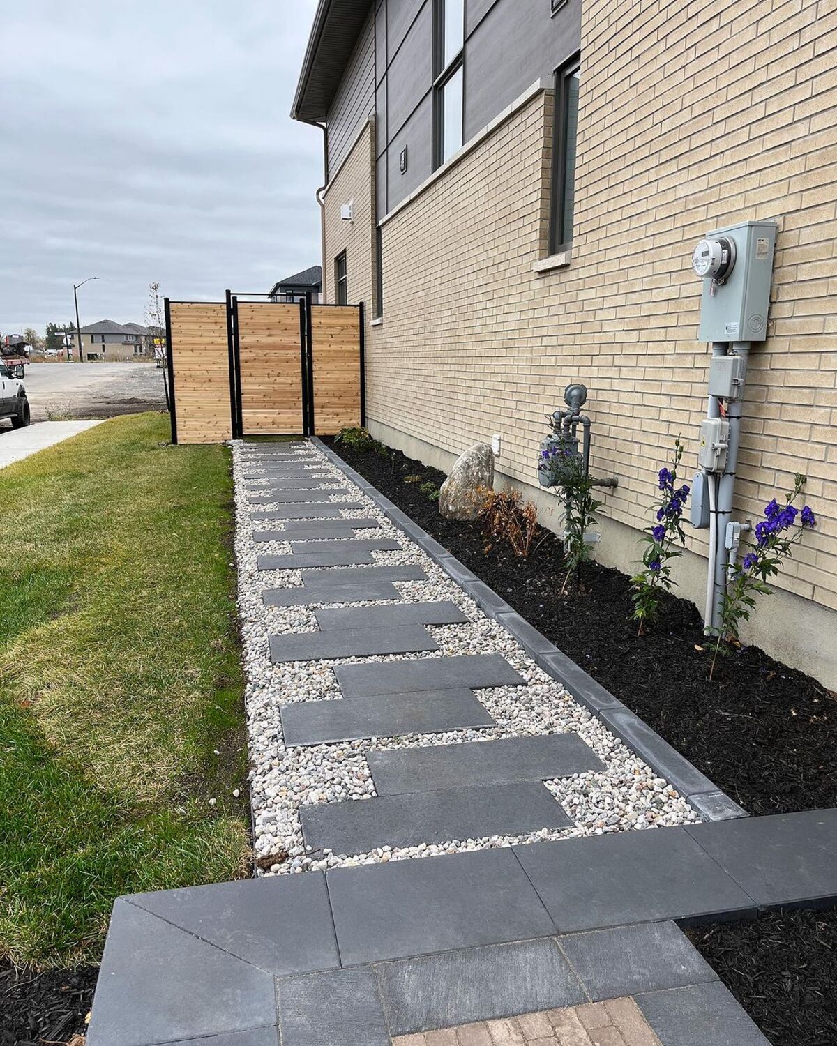 21 river rock landscaping 18