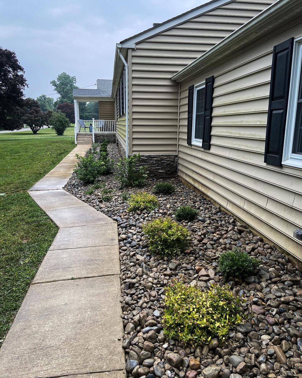 21 river rock landscaping 2