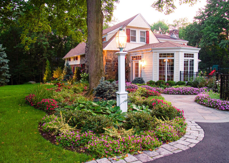23 Stunning Front Yard Flower Bed Ideas for Curb Appeal