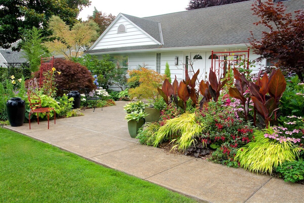 8 flower beds in front of house full sun 1