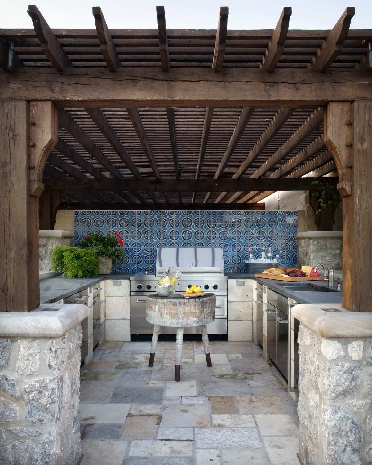 17 Fantastic Outdoor Patio Kitchen Ideas