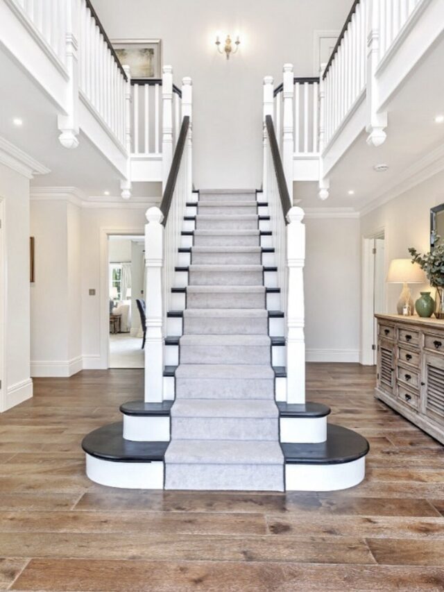 Black & White Elegance: Stairs That Impress Every Guest