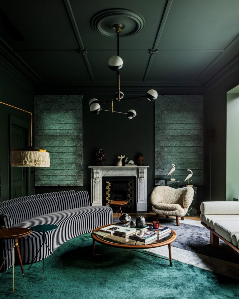 26 Enchanting Dark Green Accent Walls for an Exquisite Atmosphere