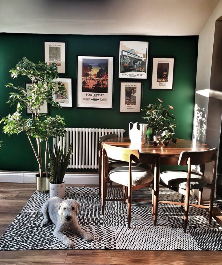26 Enchanting Dark Green Accent Walls for an Exquisite Atmosphere